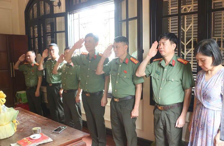 Đại tá Phạm Viết Dũng – Phó Giám đốc CATP thắp hương, thăm hỏi, tặng quà tri ân các đồng chí nguyên lãnh đạo CATP qua các thời kỳ
